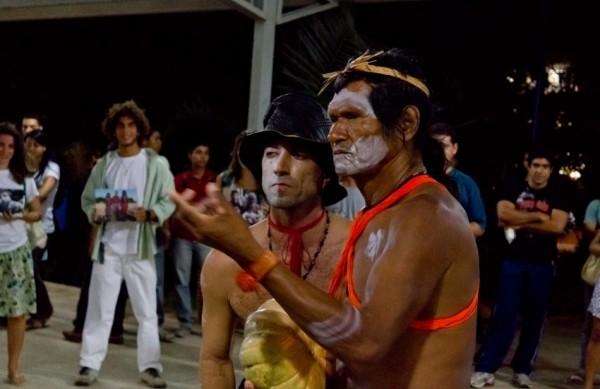 Cena de "Hotxuás", documentário de Letícia Sabatella e Gringo Cardia, com participação de Ricardo Puccetti, do Grupo Lume (Divulgação)