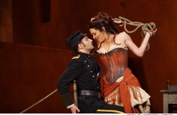 Cena da montagem da Royal Opera House para a ópera "Carmen", de Bizet  (Divulgação)