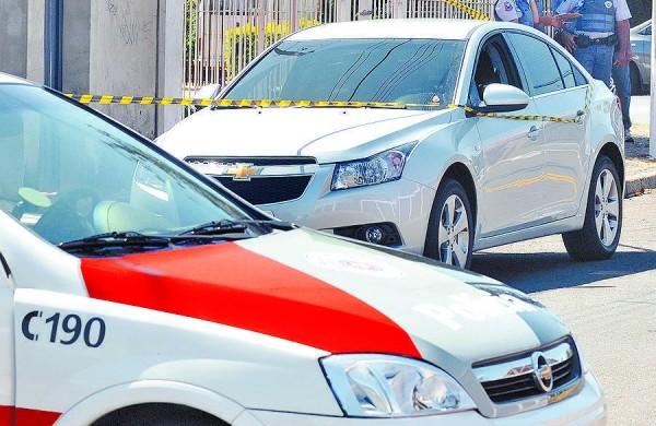 PMs próximos a carro onde comerciante foi baleado, no Jd. Santana, em uma tentativa de roubo; morte cerebral da vítima foi confirmada (Dominique Torquato/21fev2013/AAN)
