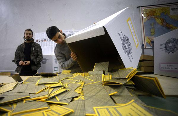 No total, mais de 47 milhões de italianos foram chamados às urnas (France Press)