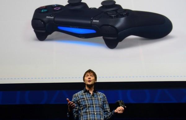 Primeira aparição oficial do controlador DualShock 4, com touchpad no centro (France Press)