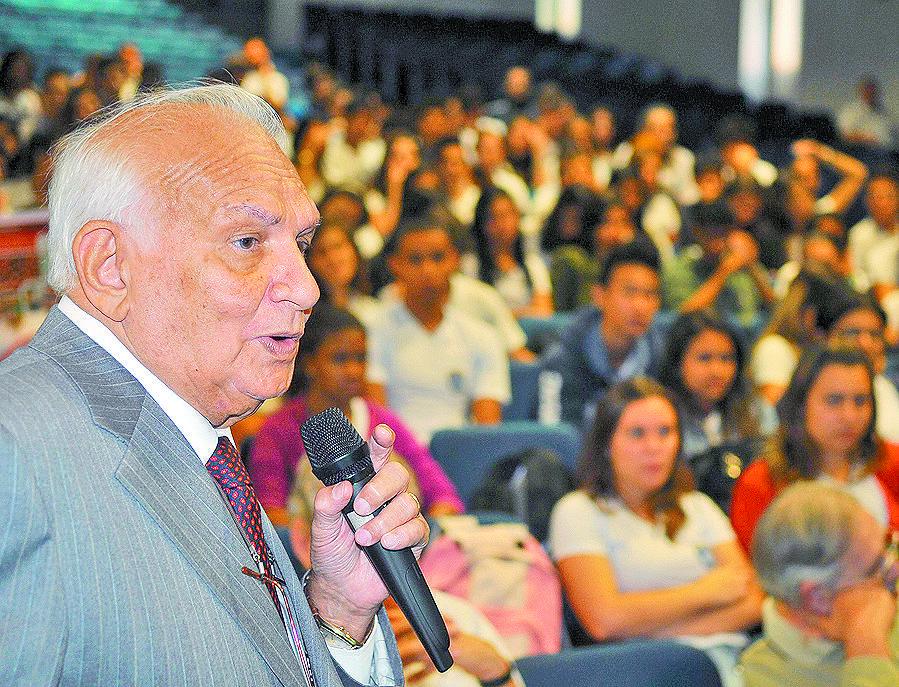 Tavolaro fala a estudantes sobre a Semana de 22: academia quer história de Campinas nas escolas (Alessandro Rosman/21ago2012/AAN)