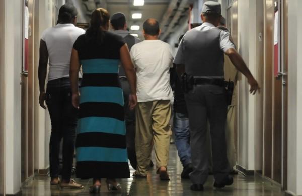 Preso (de camiseta branca) é conduzido por policiais no corredor da Cidade Judiciária, em Campinas (Divulgação )