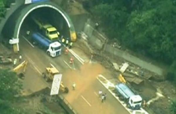 Foram retirados 2,7 mil m³ de material da pista - equivalente à carga de 270 caminhões (Reprodução)