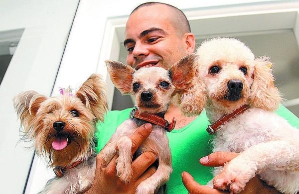 Veterinário Diogo Siqueira com cães apreendidos pela polícia e que foram cuidados em sua clínica  (Leandro Ferreira/ AAN )