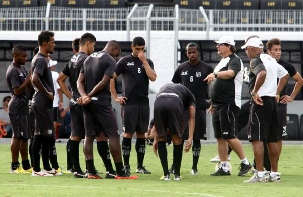 Guto Ferreira conversa com os jogadores: técnico pede seriedade do começo ao fim do jogo (Rodrigo Zanotto/Especial para AAN)
