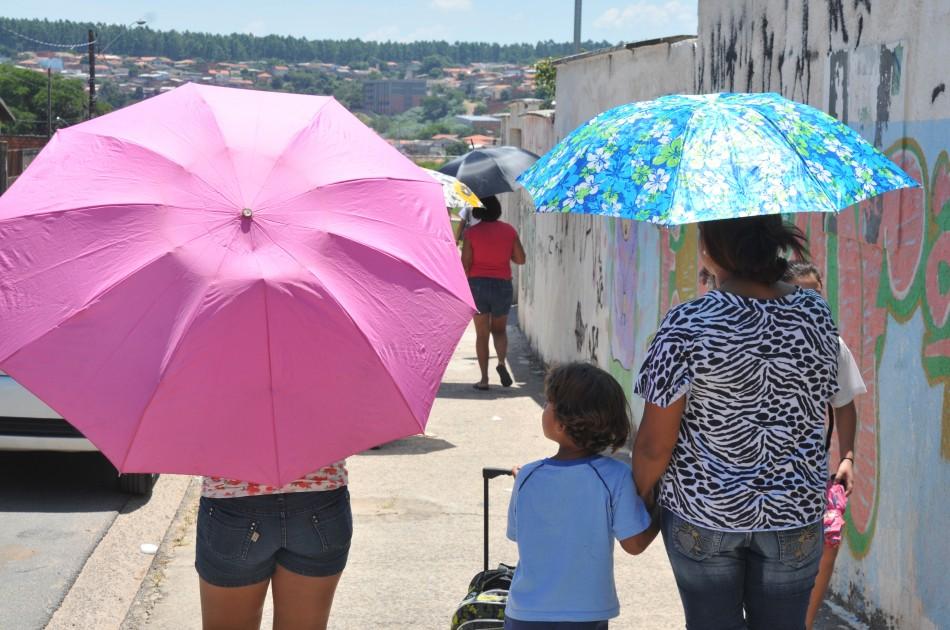 Guarda-chuva ajuda a se proteger do sol no Satélite Íris (AAN)