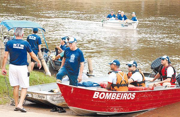 Bombeiros acompanharam as embarcações no recolhimento do lixo (Claudio Coradini)