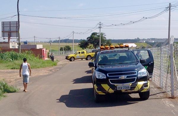 Polícia Federal acompanha a instalação das cercas em terrenos próximo ao aeroporto (Dorinaldo Oliveira/ Correio Popular)
