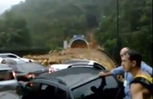 Imagem cpaturada de vídeo amador postado no Youtube mostra como ficou túnel na Imigrantes (Reprodução )