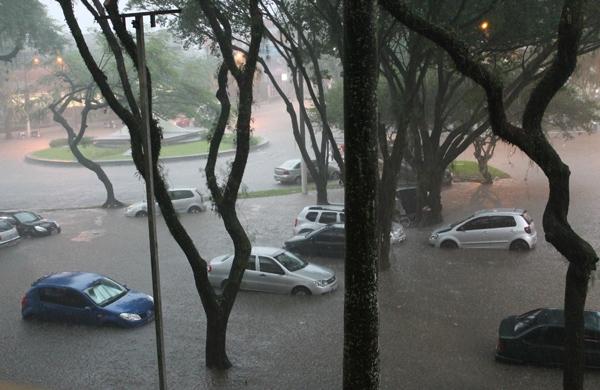 Veículos ficaram alagados devido à quantidade de água que choveu na cidade (Divulgação )
