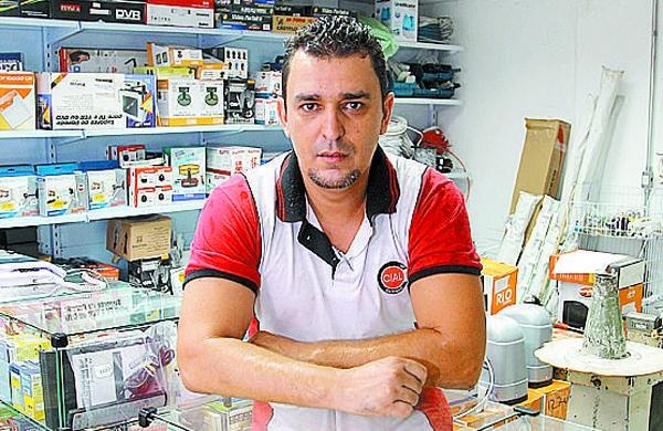 Ribeiro em uma das lojas que gerencia com a esposa: mão de obra é difÍcil (Leandro Ferreira/ AAN )