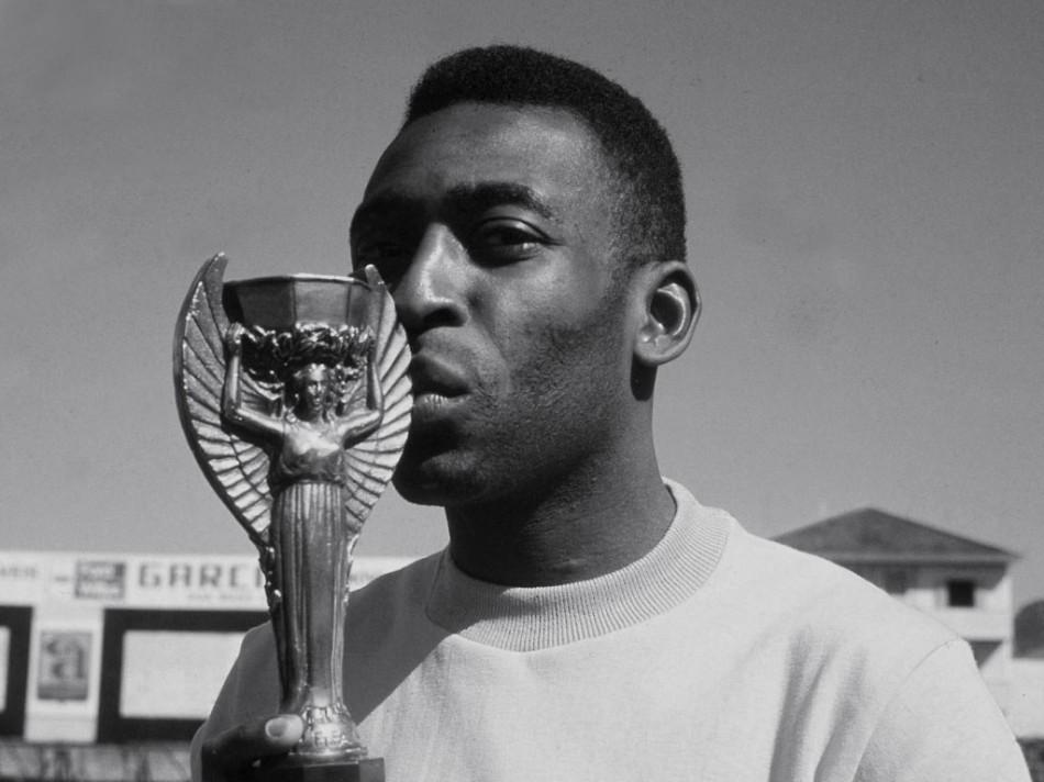 Pelé beija Taça Jules Rimet: entre as principais conquistas, três Copas do Mundo e dois mundiais pelo Santos (Divulgação)