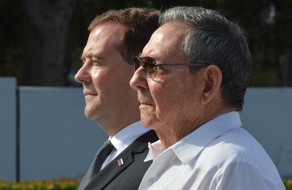 Castro acompanhou o primeiro-ministro da Rússia, Dimitri Medvedev, ao colocar flores em um antigo cemitério militar soviético perto de Havana (France Press)