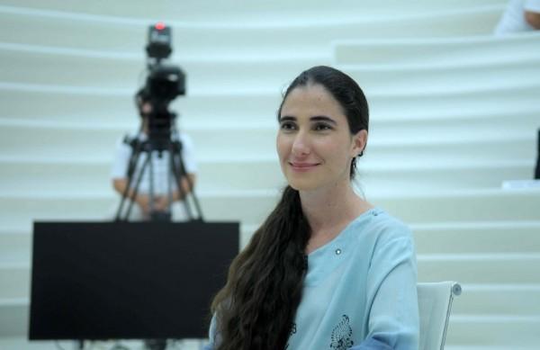 A blogueira cubana Yoani Sánchez durante gravação do programa "Roda Viva", da TV Cultura (Divulgação)