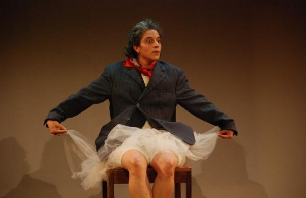 A atriz Raquel Scotti Hirson em cena do espetáculo "Alphonsus" (Divulgação)