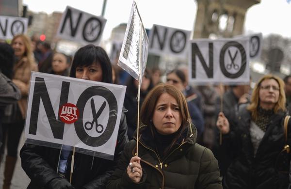 Trabalhadores espanhóis durante protesto contra crise (France Press)