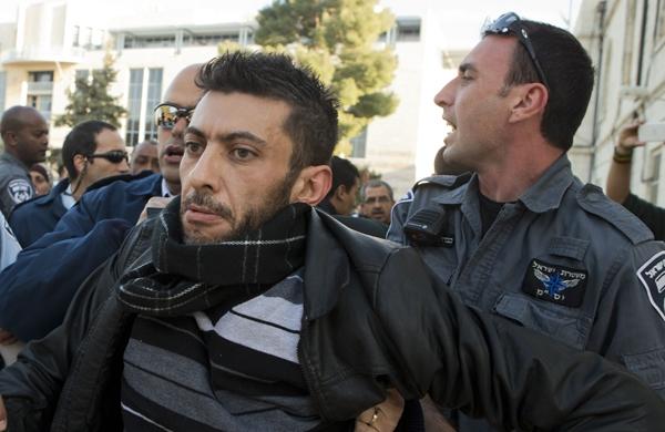 Manifestante palestino é detido por policial israelense durante protesto (France Press)