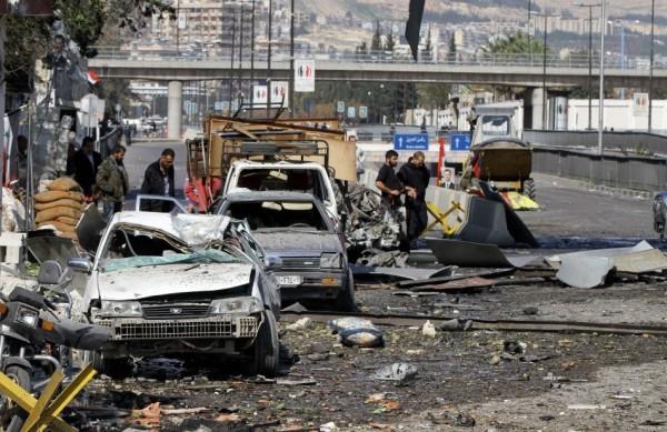 Destroços deixados por explosão de carro-bomba no centro de Damasco, na Síria (France Press)