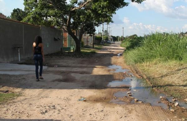Mulher caminha por rua no Jardim Rossim, que enfrenta surto de dengue com sete casos confirmados (LEANDRO FERREIRA/AAN )
