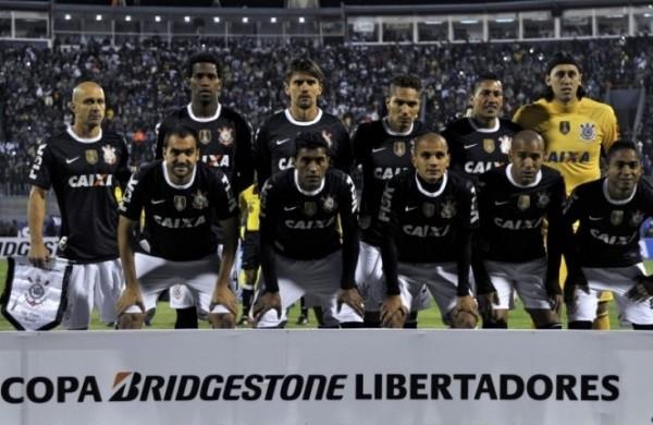 Equipe do Corinthians antes do início da partida contra o San José, na Bolívia (France Press)