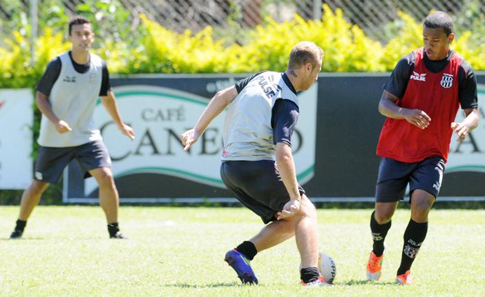 Artur (à dir.) levou chute e tapas de Neymar, de acordo com súmula (Edu Fortes/AAN)