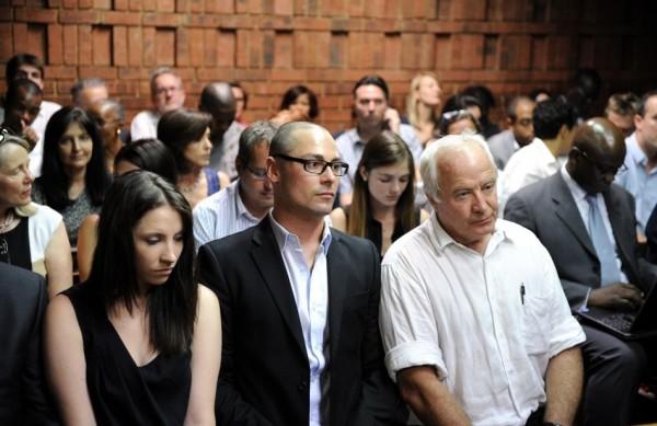 Pai (extrema direita) e irmãos de Oscar Pistorius assistem à audiência (France Press)