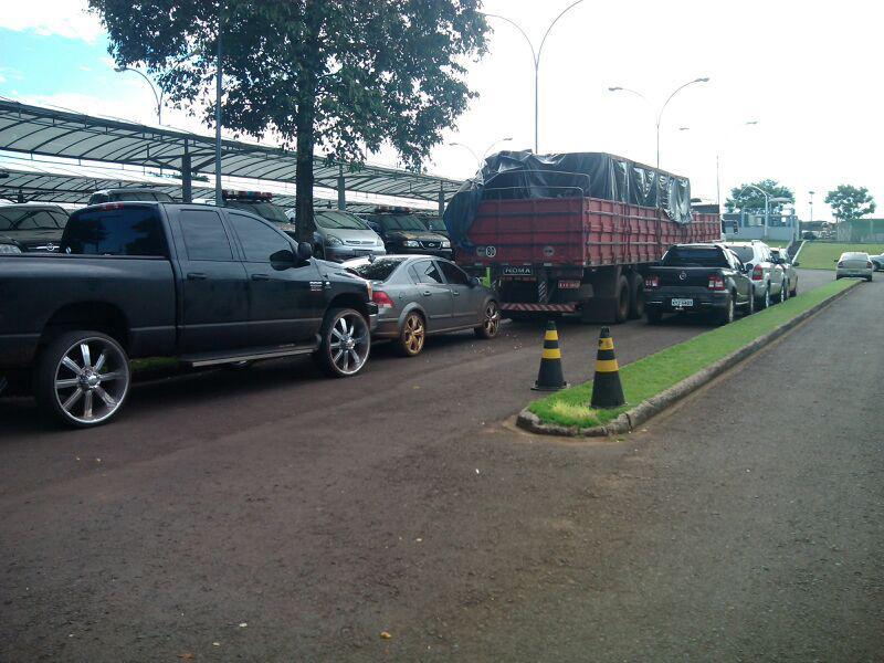 Veículos e o caminhão que transportava o lança-perfume: quadrilha buscava a droga no Paraná e guardava em um lava-jato em Campinas (Divulgação)