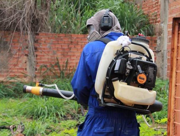 Agente da vigilância sanitária faz nebulização em terreno em Bauru (Patrícia Lacerda)