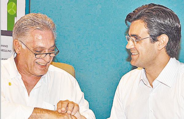 Grabriel Ferrato e Rodrigo Garcia se cumprimentam após a assinatura (Justino Lucente)