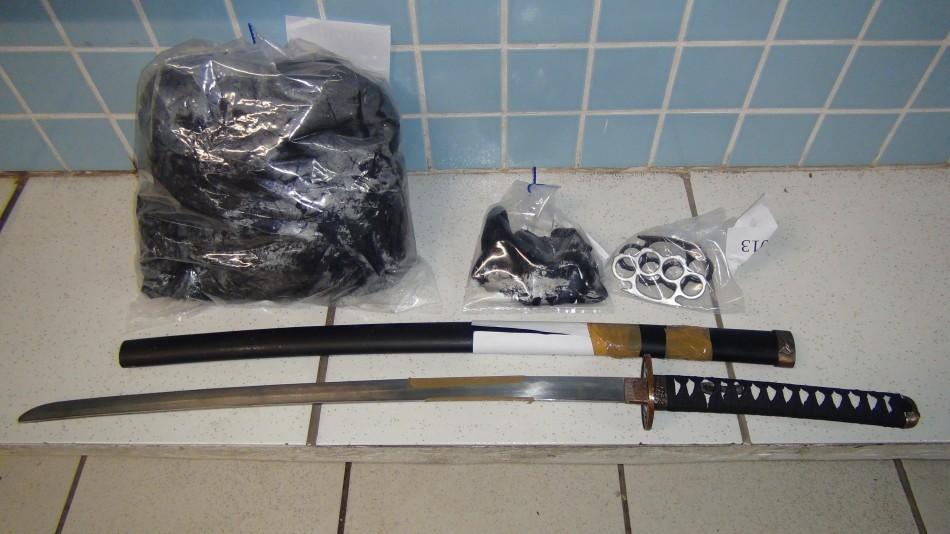 Espada de samurai sem corte e outras armas foram apreendidas (Jornal de Itupeva)