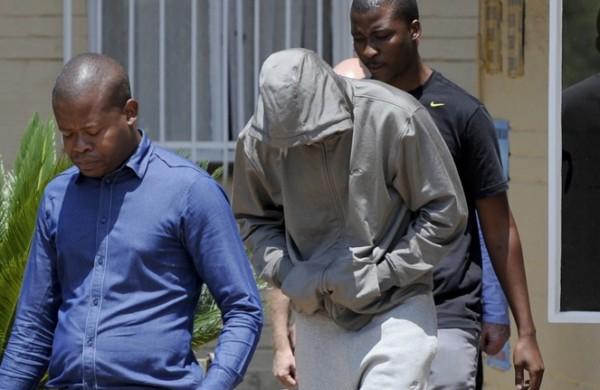 Oscar Pistorius deixa sua residência e esconde rosto (France Press)