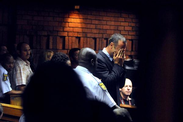Oscar Pistorius chora após dizer que queria enviar seu profundo pesar à família de Reeva (France Press)