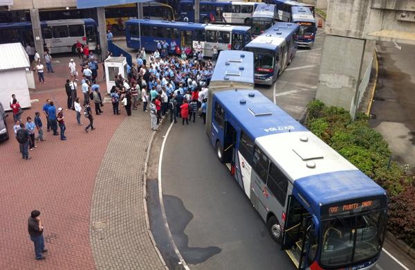 Motoristas e cobradores bloqueiam a entrada do terminal ( Dominique Torquato/AAN)