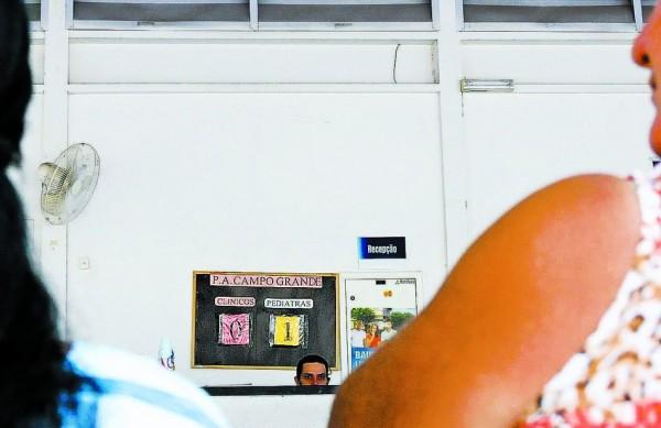 Quadro na recepção indica falta de clínicos e presença de apenas um pediatra no último dia 11 no PA do Campo Grande: população desassistida ( Cedoc/RAC)