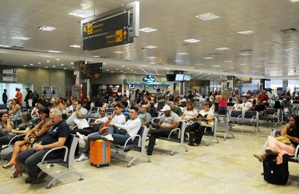 Passageiros aguardando voos em Viracopos (Cedoc)