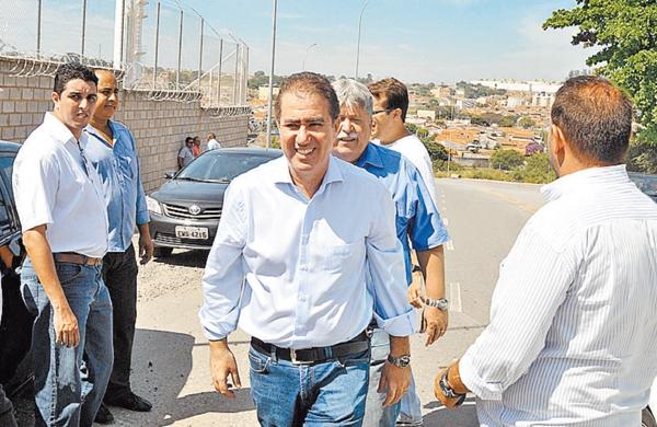 Seguido pelo vereador Jorge Schneider (PTB), o prefeito Jonas Donizette visita via no Jardim Garcia (Dominique Torquato/ AAN)