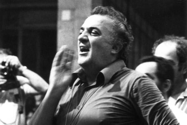 Federico Fellini em set de filmagem: longa Oito e Meio é divisor de águas na carreira do cineasta  (Cedoc)