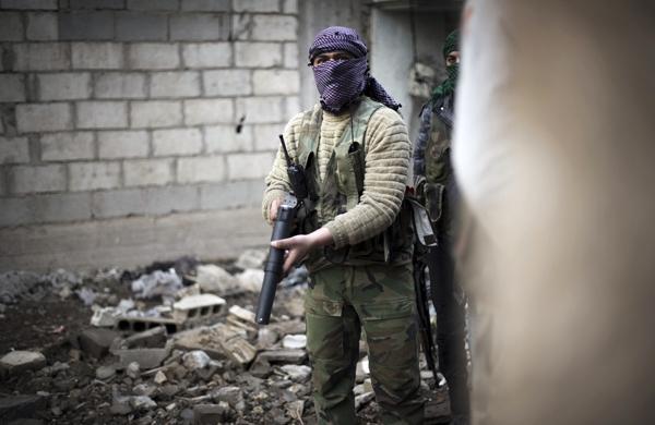 Rebelde sírio durante movimentação ofensiva em guerra civil (France Press)