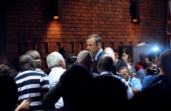 Oscar Pistorius conversa com o pai (camisa branca) durante julgamento na África do Sul (France Press)