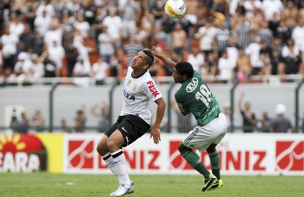 Ralf do Corinthians e Marcio Araújo do Palmeiras em lance de jogo (ALE CABRAL/AE )