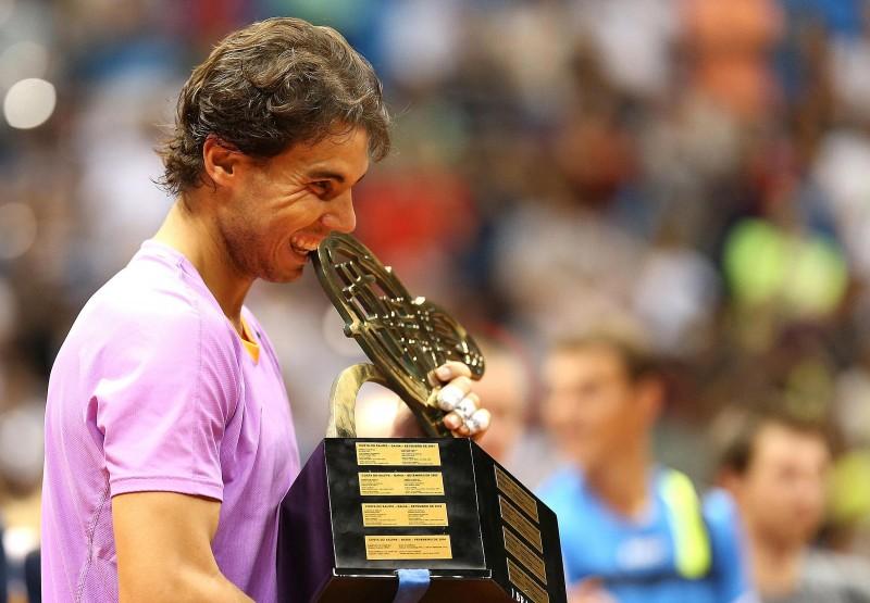 Nadal com o troféu: espanhol conquistou o bicampeonato do Brasil Open, pois já havia sido campeão do torneio em 2005 (France Press)