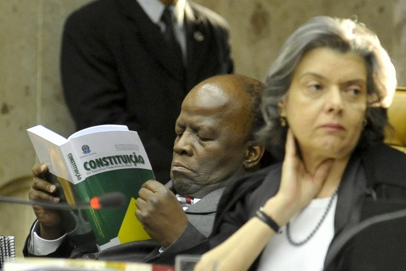 Ministros do STF, Joaquim Barbosa e Cármen Lúcia durante julgamento da Ação Penal 470, conhecida como processo do mensalão (Agência Brasil)