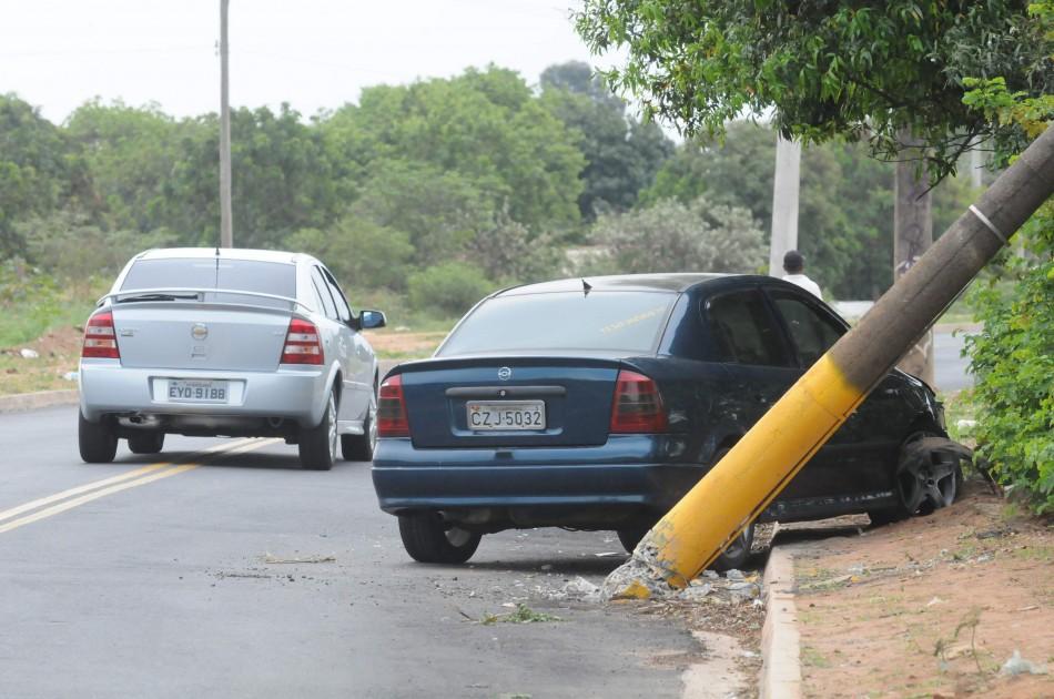 Até a tarde desta terça-feira (15), o veículo estava parado no meio da rua ( Edu Fortes/AAN)