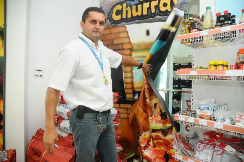 José Geraldo da Silva esconde local de caixa eletrônica com propaganda (Érica Dezonne/AAN)