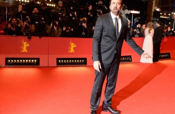 Ator Nicolas Cage posa para fotógrafos no tapete vermelho do 63º Festival de Berlin (France Press)