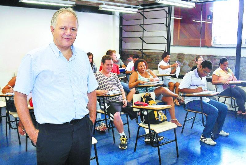 O  coordenador-geral do Ceprocamp, José Batista de Carvalho Filho, com alunos de um dos cursos (Leandro Ferreira/AAN)