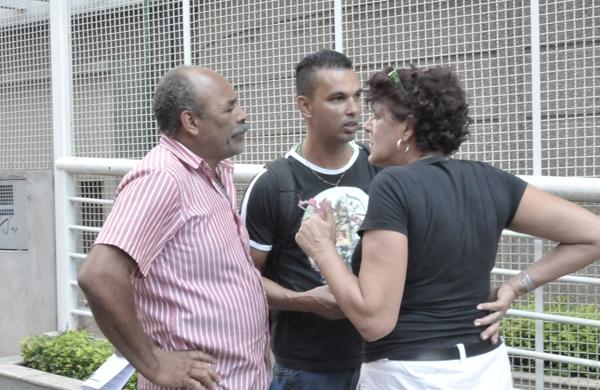 Jaírson Canário (PT) conversa com militante antes de tumulto em reunião do partido (Leandro Ferreira/AAN)