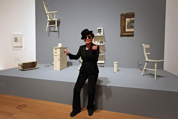 Yoko Ono posa para foto em frente a uma de suas obras na exibição "half-a-wind show" no Schirn Kunsthalle, em Frankfurt  (France Press)