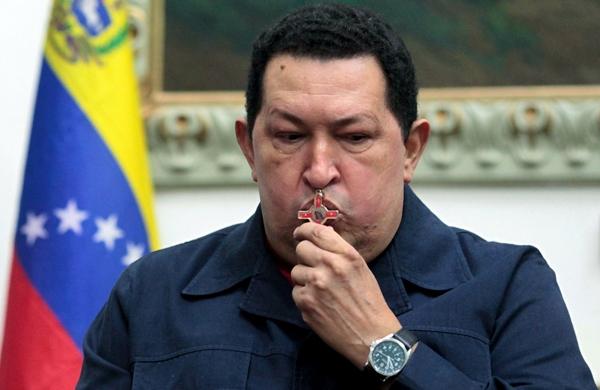 Presidente da Venezuela, Hugo Chávez beija crucifixo antes de tratamento (France Press)